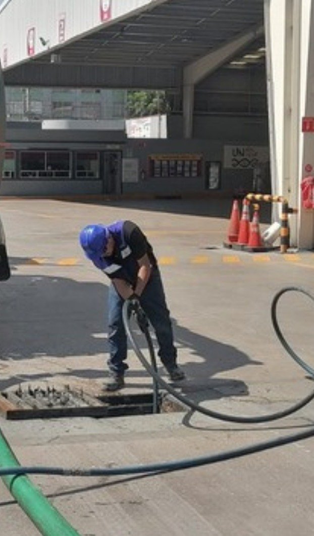 Técnico de DEYSA desazolvando un registro con equipo hidroneumático