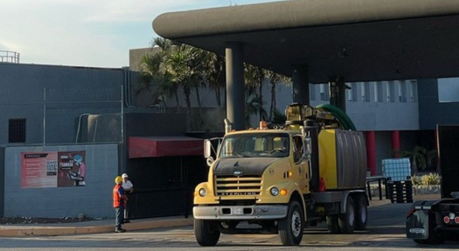 Camión Vactor de DEYSA llegando a un centro de distribución