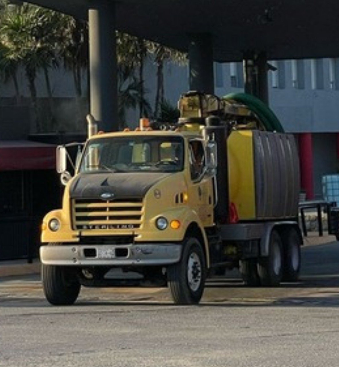 Camión hidroneumático Vactor de DEYSA en andén industrial